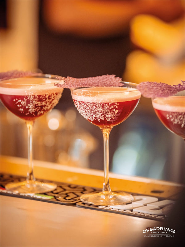 Röda cocktails på bardisk, drinkar till kräftskivan
