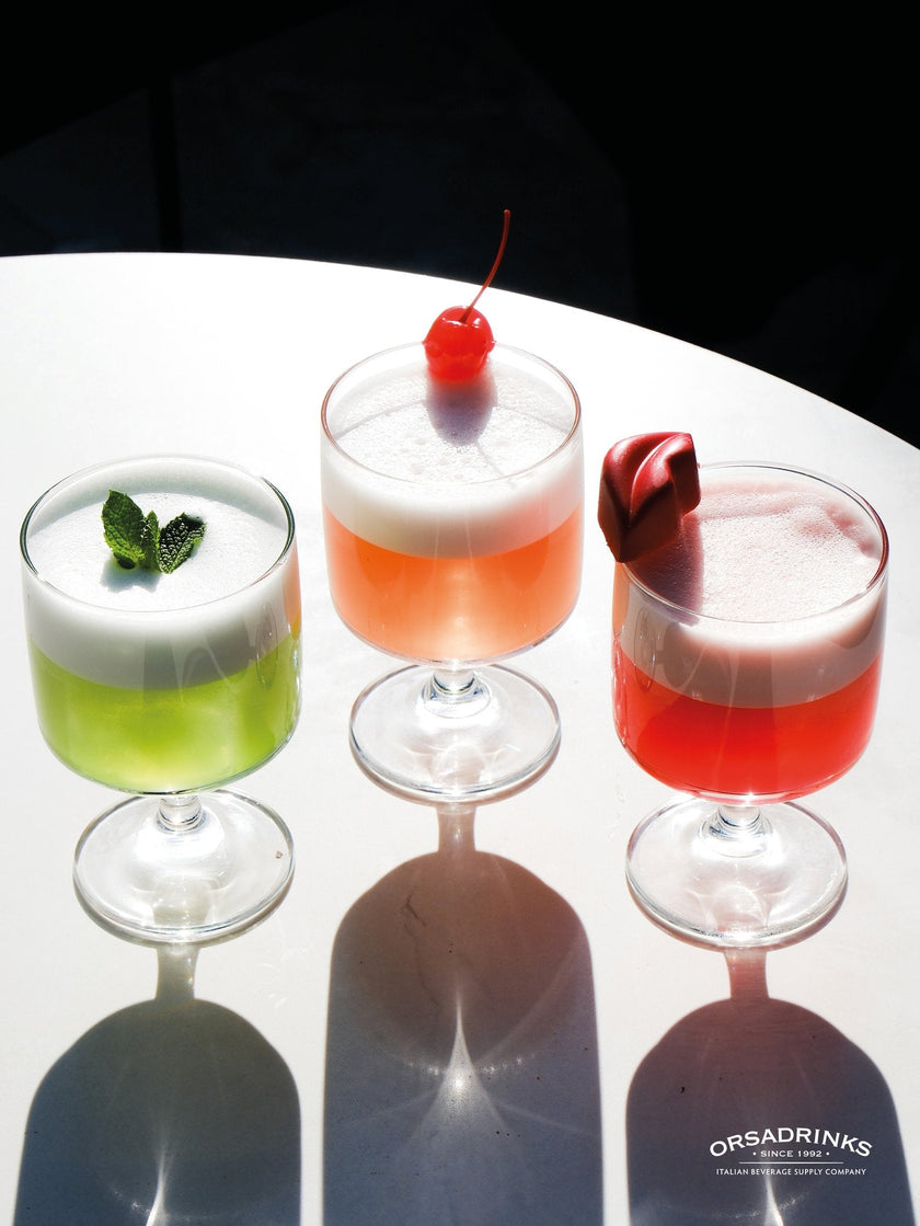 Fyra cocktails i olika glastyper