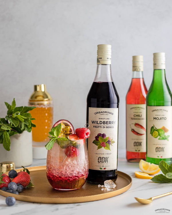 Barutrustning och ODK-sirap för att förbereda cocktails till fest